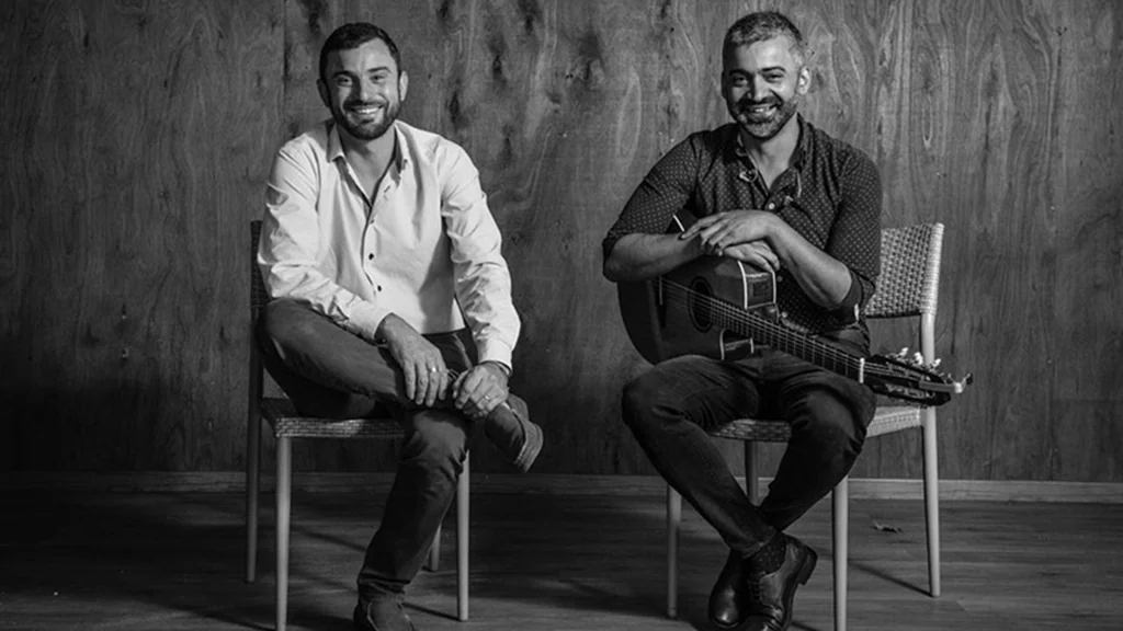 Copla Alta musicians Néstor Moreno and Alejandro Silvera with a guitar